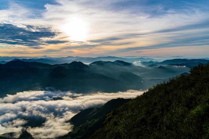 4K日出云海风电场航拍大山森林