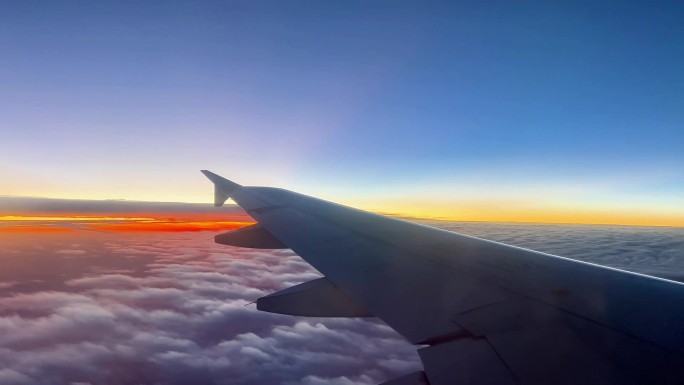 1万米高空飞机窗外的夕阳