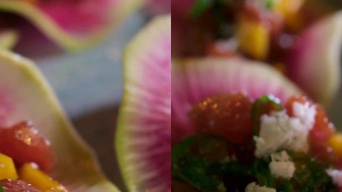 上菜沙拉红萝卜花瓣的蔬菜切得像火龙果心与红鱼玉米和绿色在一个蓝色的盘子木桌餐厅美味的亚洲食物