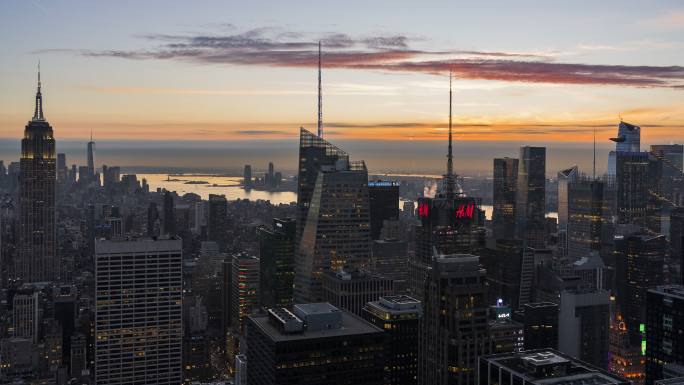 美国纽约曼哈顿城市建筑的黄昏晚霞日落延时