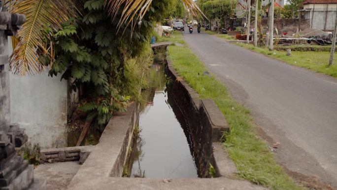 亚洲的外部污水，巴厘岛的沙漠道路