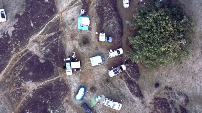无人机拍摄的露营地与露营者在印度中央邦。