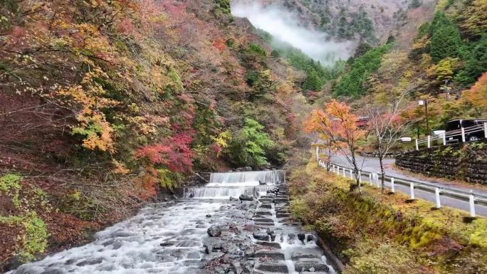 静冈县静冈市青井区，日本无人机拍摄的Umegashima温泉的秋叶