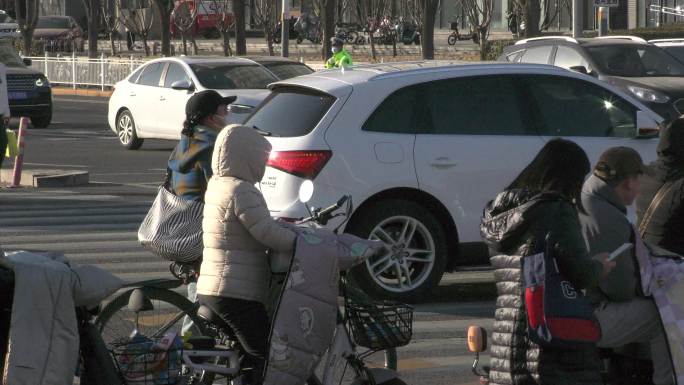 繁忙生活行人清晨走路的人骑电瓶车街景上班