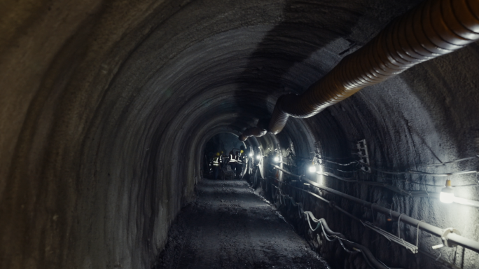 隧道施工地下施工工人背影