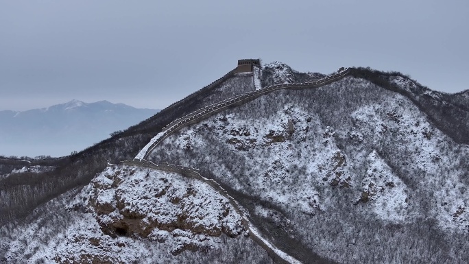 航拍雪后河北怀来陈家堡长城