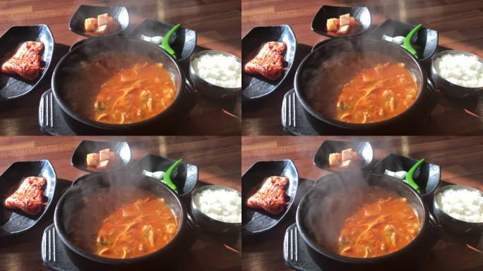 煮韩式热炖菜和炖菜，用陶锅炖牛肉肠