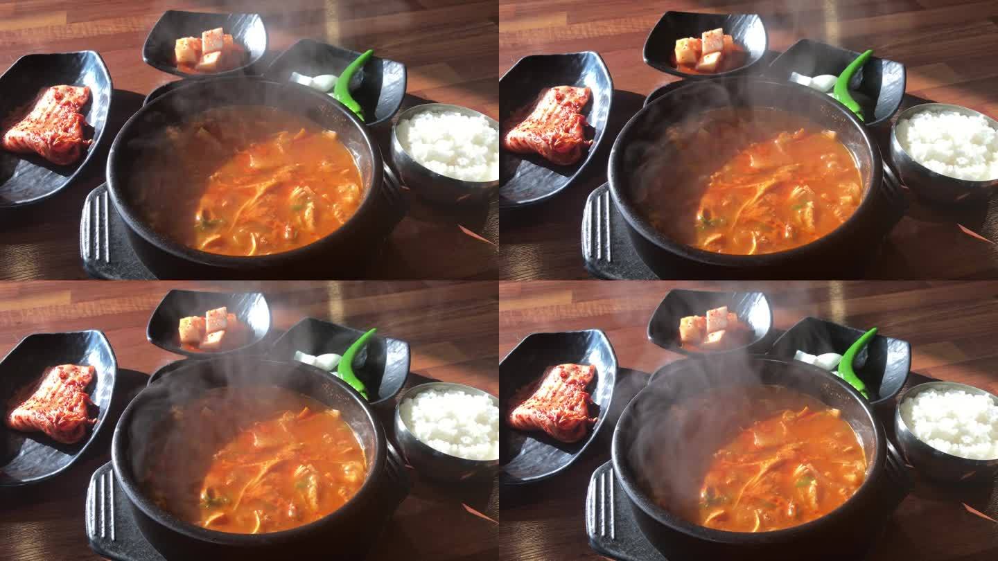煮韩式热炖菜和炖菜，用陶锅炖牛肉肠