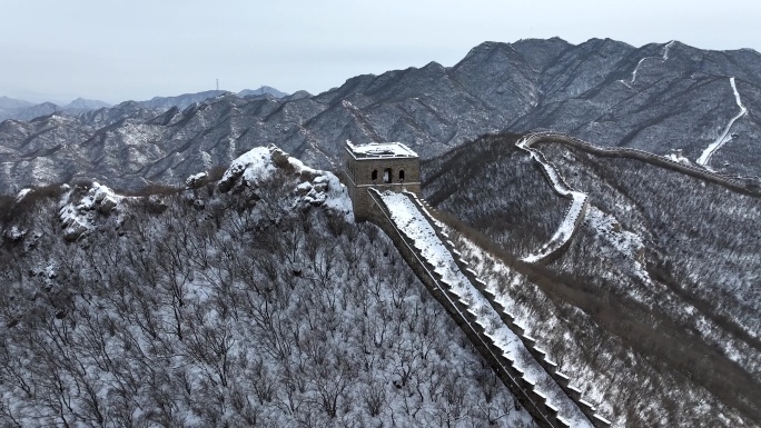 航拍雪后河北怀来陈家堡长城