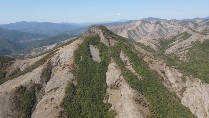 鸟瞰卡赞拉(Radimar)峰在Rhodope山，保加利亚