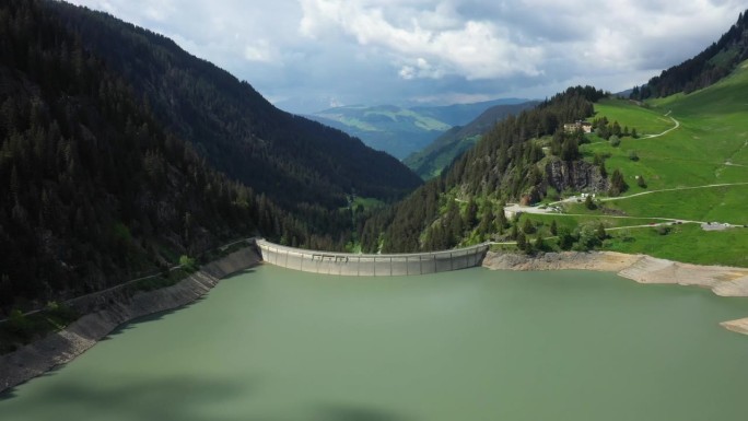 圣古萨林水坝在欧洲，在法国，在博福特，在阿尔卑斯山，在夏天，在一个阳光明媚的日子。
