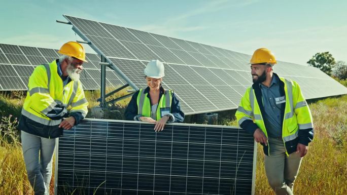 工程，男人和女人或太阳能电池板户外可再生能源，维护或电网。光伏，人们或团队合作，在草地上交流，为大自