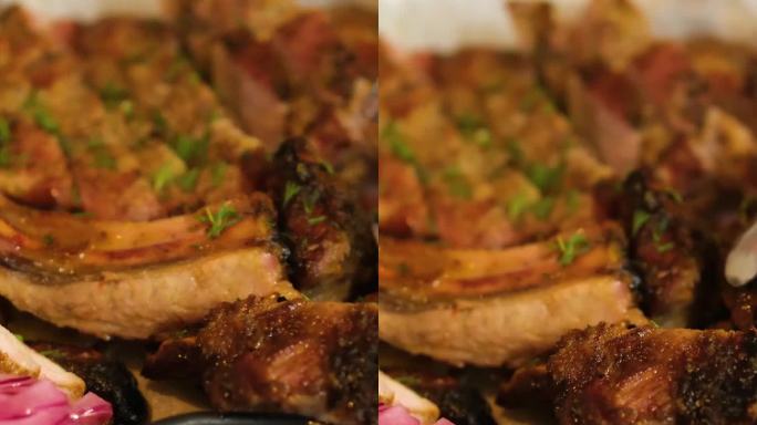 自助餐，客人把食物放在他们的盘子里不同类型的肉在肉盘上红番茄辣椒酱拿一块肋骨鸡牛肉和猪肉与甜菜色酸菜