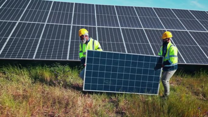 太阳能电池板，工程人员和安装电网的团队合作，可再生能源和环保供暖。承包商或技术人员在户外带着光伏模型