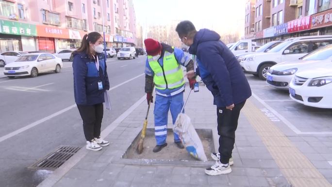 检查指导环卫工人马路两侧清扫清洁情况