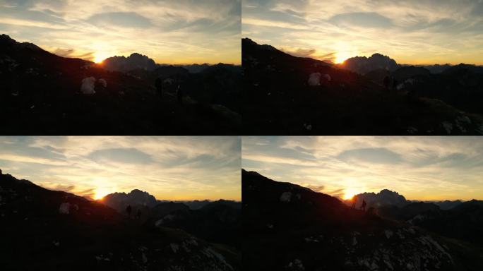 空中黄昏下降:两个徒步旅行者在山脊上下降的剪影