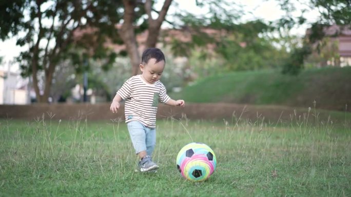 小男孩在户外踢足球