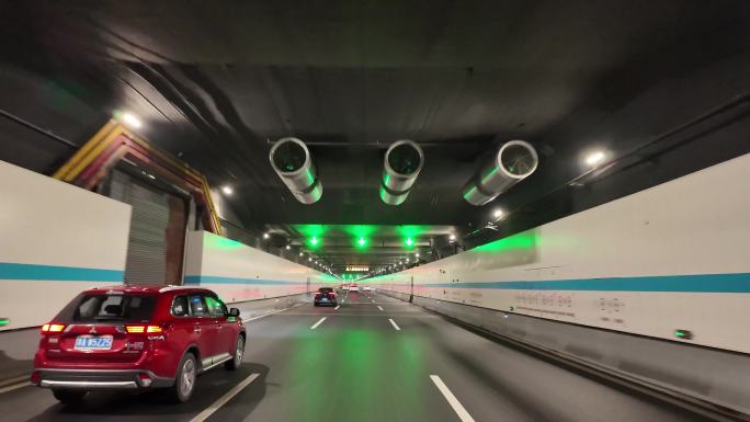 汽车在隧道穿梭飙车开车第一视角城市马路公