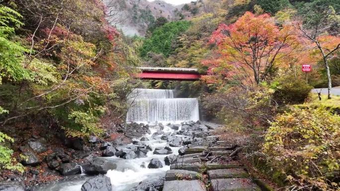 静冈县静冈市青井区，日本无人机拍摄的Umegashima温泉的秋叶