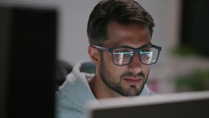 特写男性计算机软件工程师用眼镜上的倒影编辑和编程计算机编码语言，开发和可靠性数据库。技术和编程与程序