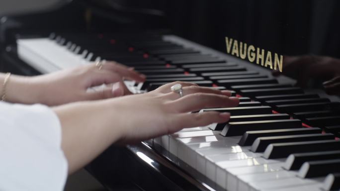 【4k实拍】别墅内弹钢琴的女人