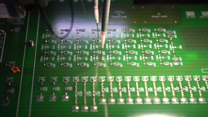 PCB板检测过程采用高速自动机器人系统。