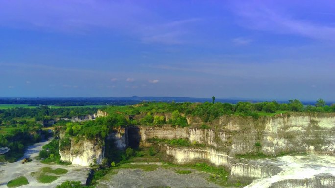 在Bukit jaddh或jaddh山上翱翔，这是印度尼西亚马杜拉的一个引人注目的白色石灰岩悬崖。