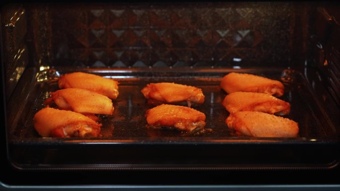 鸡翅在烤箱内烘焙延时