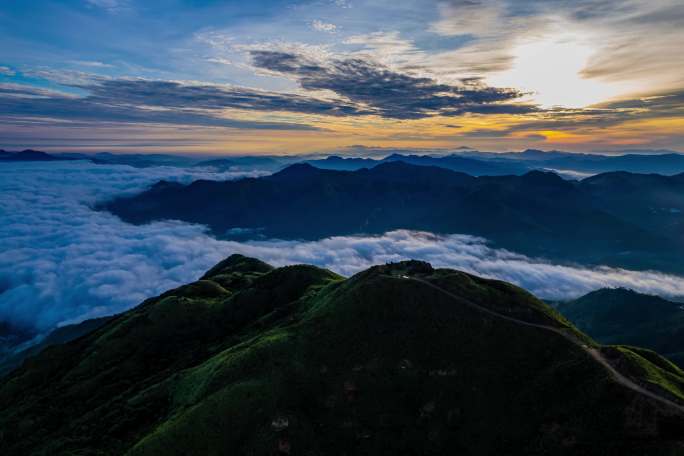 4K日出云海风电场航拍大山森林