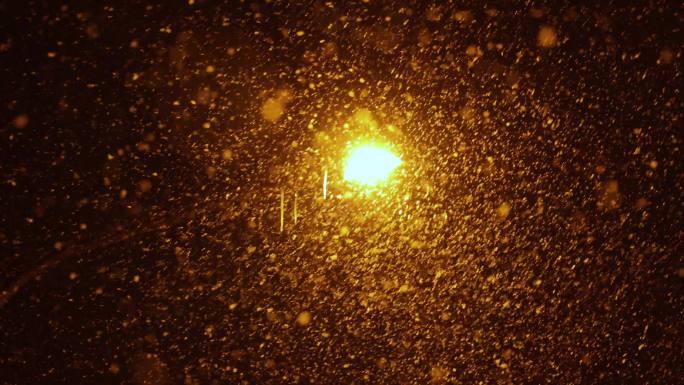 唯美大雪纷飞夜景城市道路意向空镜实拍