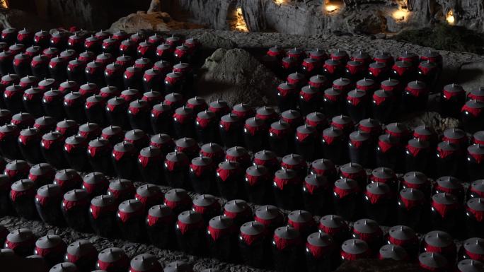 溶洞山洞藏酒陶坛