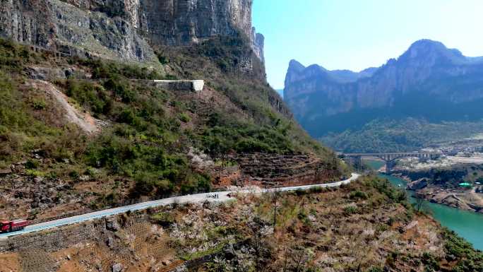 贵州高山河流三岔河樱桃花环山公路凹河风景