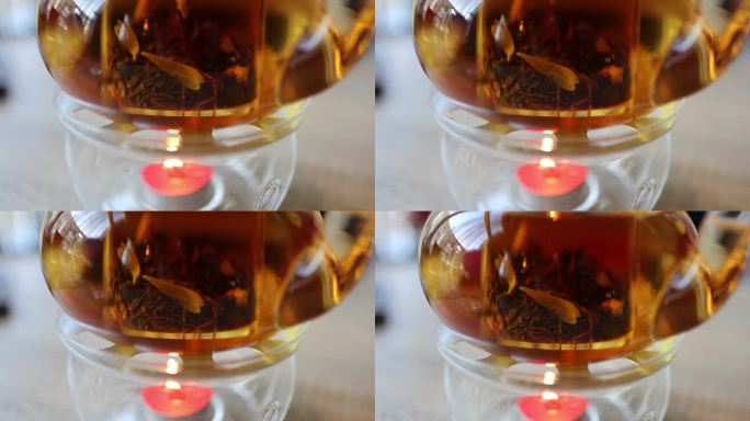 视频中，茶叶在茶壶中优雅地旋转，创造出一种舒缓而迷人的舞蹈。温和的冲泡抓住了泡茶的精髓。