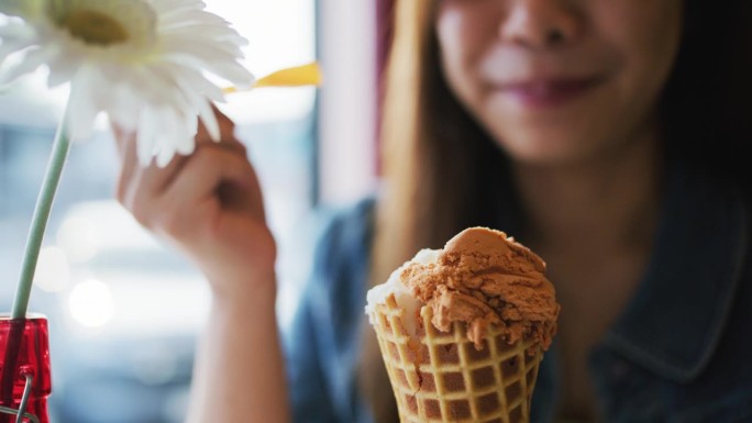 女人吃着冰淇淋，吃着甜点，开心极了