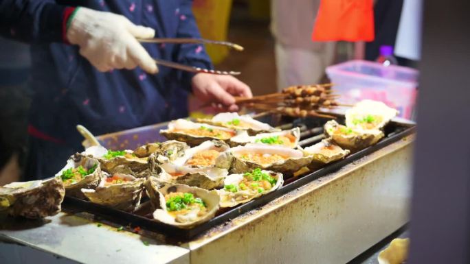 4K厨师在香港街头亲手制作木炭烤海鲜、扇贝和牡蛎。
