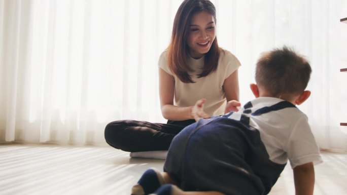 蹒跚学步的婴儿向妈妈爬去