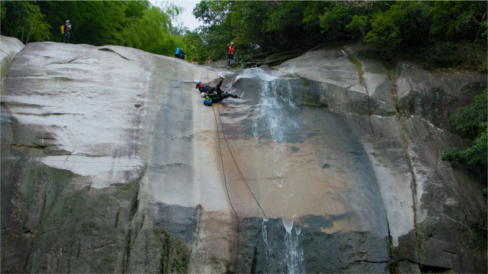 极限运动 溪降惊魂 悬崖峭壁的危险事故