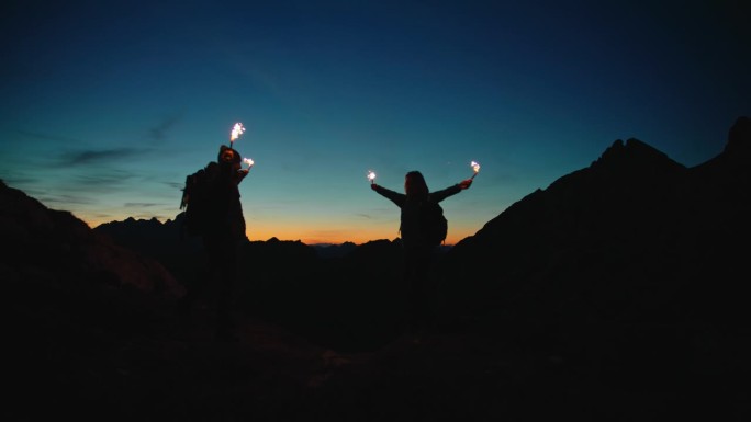 SLO - MO暮光的胜利:夫妇的欢乐之舞与火花在山顶