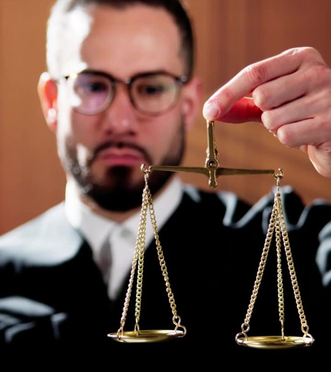 手持天平的法官在法庭上