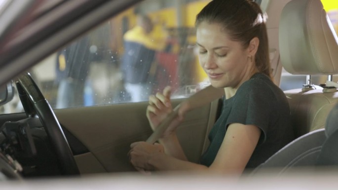女性触摸屏谷歌地图导航应用程序在车内搜索位置