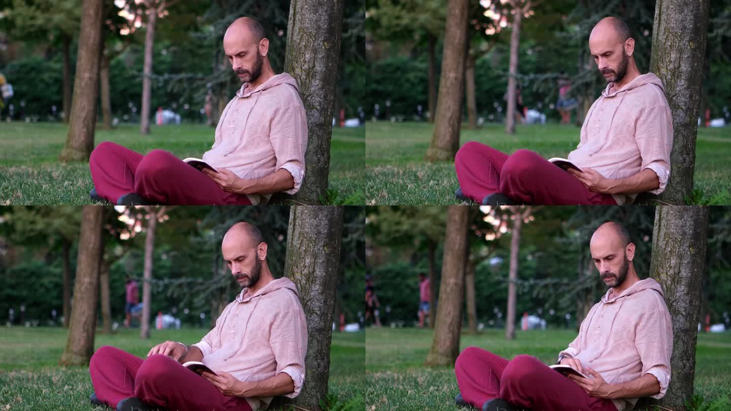 一个人在公园里看书