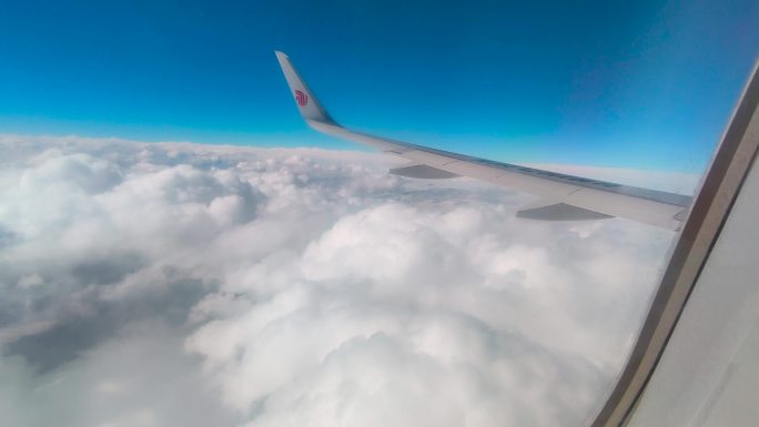 飞机上拍的飞机穿云蓝天白云厚厚的棉花糖