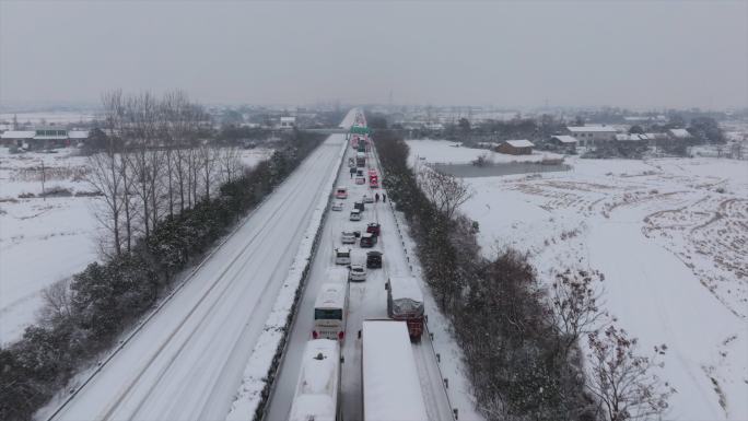 春节返乡大雪封路高速堵车实拍