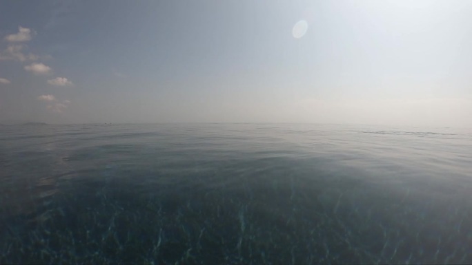 夏季室外游泳池的水波面，天空中有云的运动场景