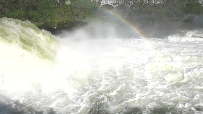 河流 放水 奔腾河水 白色浪花 水面彩虹