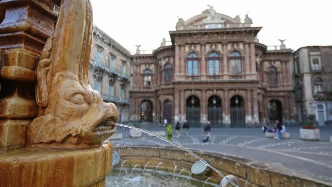 海豚喷泉(Fontana Dei Delfini)位于卡塔尼亚的文森科·贝里尼广场