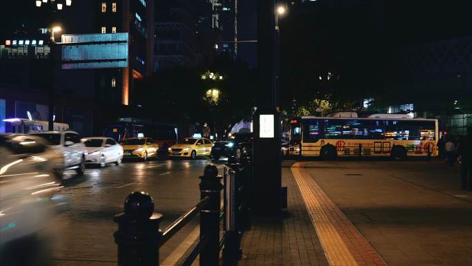 重庆夜晚人流街道路口