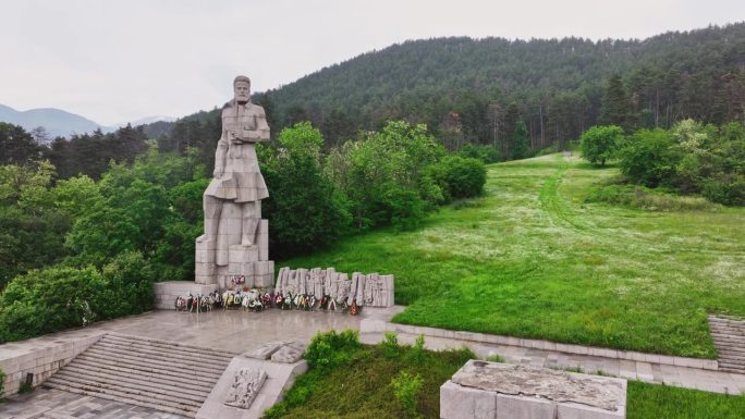 纪念纪念碑Hristo Botev保加利亚民族英雄解放，诗人，革命者，卡罗弗，保加利亚，航拍4K视频