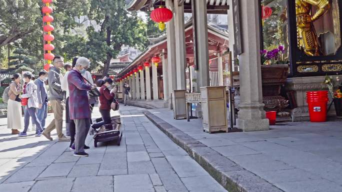 4K实拍广州光孝寺信徒在大殿前诚挚地参拜