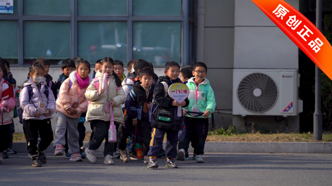 小学生放学家长接送实拍